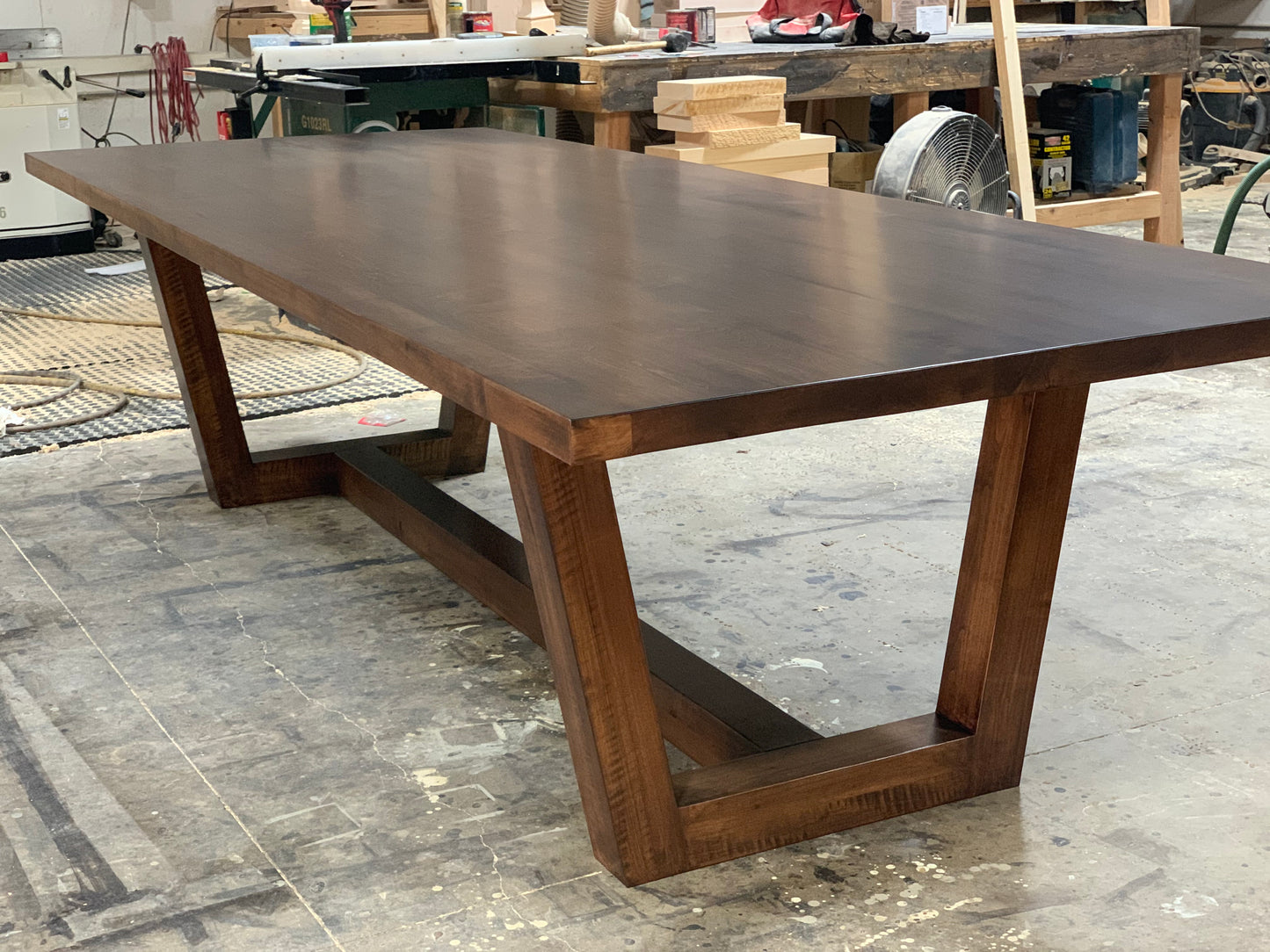 Modern U-Base Table