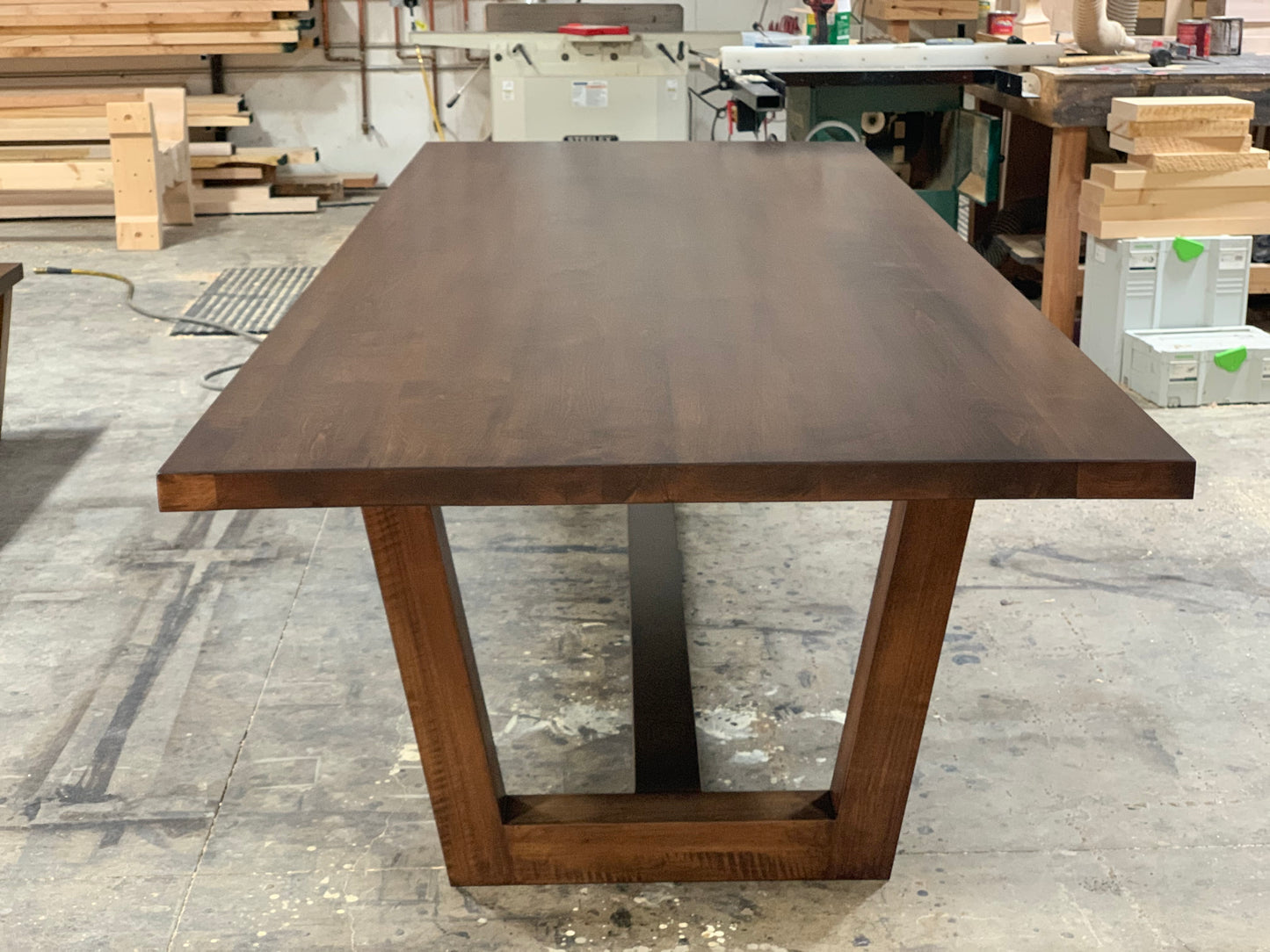 Modern U-Base Table