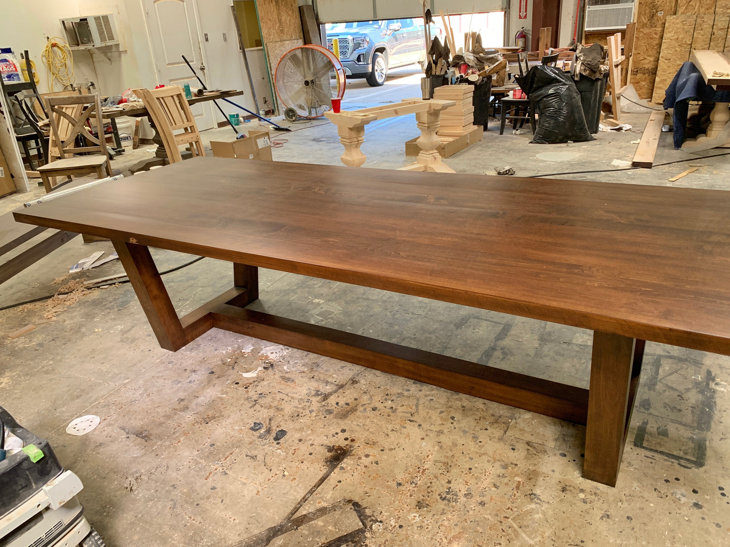Modern U-Base Table